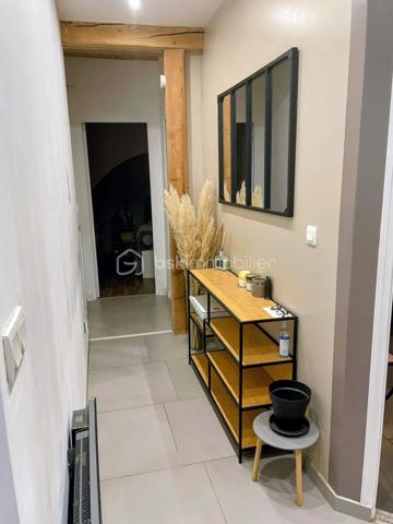✨ Un bien plein de charme où authenticité et beaux volumes se rencontrent ! ✨

Située au cœur du bourg de Villerest, cette agréable maison de village saura séduire les amateurs de biens atypiques et chaleureux.

Dès l'entrée, vous découvrirez un espace nuit indépendant comprenant une chambre confortable, une salle de bain ainsi qu'un cellier pratique offrant de nombreux rangements.

Au premier étage, place à la convivialité avec une belle pièce de vie d'environ 44 m² réunissant salon et cuisine ouverte. Baigné de lumière et sublimé par une magnifique hauteur sous plafond pouvant atteindre 4,60 mètres, cet espace est idéal pour partager des moments en famille ou entre amis.

Au dernier niveau, une mezzanine d'environ 17 m² au sol vient compléter l'ensemble. Cet espace polyvalent pourra facilement accueillir un bureau, un coin détente, une chambre d'appoint ou une salle de jeux selon vos envies.

🏡 Fonctionnelle et pleine de potentiel, cette maison constitue une belle opportunité pour un premier achat, un pied-à-terre ou un investissement locatif dans un secteur recherché.

📞 Une visite vous permettra d'en apprécier tout le charme et les volumes. Contactez dès maintenant Pauline Barraud – BSK Immobilier pour découvrir ce bien.

Les plus :
✔ Emplacement privilégié au cœur de Villerest
✔ Belle pièce de vie avec cuisine ouverte de 44 m²
✔ Magnifique hauteur sous plafond jusqu'à 4,60 m
✔ Chambre et salle de bain au rez-de-chaussée
✔ Mezzanine offrant un espace supplémentaire modulable
✔ Cellier pratique pour le rangement
✔ Maison pleine de caractère et de potentiel

"Certaines maisons se distinguent par leurs volumes, d'autres par leur atmosphère. Celle-ci a le talent d'offrir les deux."