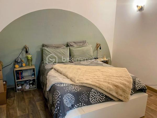 ✨ Un bien plein de charme où authenticité et beaux volumes se rencontrent ! ✨

Située au cœur du bourg de Villerest, cette agréable maison de village saura séduire les amateurs de biens atypiques et chaleureux.

Dès l'entrée, vous découvrirez un espace nuit indépendant comprenant une chambre confortable, une salle de bain ainsi qu'un cellier pratique offrant de nombreux rangements.

Au premier étage, place à la convivialité avec une belle pièce de vie d'environ 44 m² réunissant salon et cuisine ouverte. Baigné de lumière et sublimé par une magnifique hauteur sous plafond pouvant atteindre 4,60 mètres, cet espace est idéal pour partager des moments en famille ou entre amis.

Au dernier niveau, une mezzanine d'environ 17 m² au sol vient compléter l'ensemble. Cet espace polyvalent pourra facilement accueillir un bureau, un coin détente, une chambre d'appoint ou une salle de jeux selon vos envies.

🏡 Fonctionnelle et pleine de potentiel, cette maison constitue une belle opportunité pour un premier achat, un pied-à-terre ou un investissement locatif dans un secteur recherché.

📞 Une visite vous permettra d'en apprécier tout le charme et les volumes. Contactez dès maintenant Pauline Barraud – BSK Immobilier pour découvrir ce bien.

Les plus :
✔ Emplacement privilégié au cœur de Villerest
✔ Belle pièce de vie avec cuisine ouverte de 44 m²
✔ Magnifique hauteur sous plafond jusqu'à 4,60 m
✔ Chambre et salle de bain au rez-de-chaussée
✔ Mezzanine offrant un espace supplémentaire modulable
✔ Cellier pratique pour le rangement
✔ Maison pleine de caractère et de potentiel

"Certaines maisons se distinguent par leurs volumes, d'autres par leur atmosphère. Celle-ci a le talent d'offrir les deux."