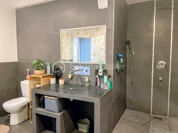 ✨ Un bien plein de charme où authenticité et beaux volumes se rencontrent ! ✨

Située au cœur du bourg de Villerest, cette agréable maison de village saura séduire les amateurs de biens atypiques et chaleureux.

Dès l'entrée, vous découvrirez un espace nuit indépendant comprenant une chambre confortable, une salle de bain ainsi qu'un cellier pratique offrant de nombreux rangements.

Au premier étage, place à la convivialité avec une belle pièce de vie d'environ 44 m² réunissant salon et cuisine ouverte. Baigné de lumière et sublimé par une magnifique hauteur sous plafond pouvant atteindre 4,60 mètres, cet espace est idéal pour partager des moments en famille ou entre amis.

Au dernier niveau, une mezzanine d'environ 17 m² au sol vient compléter l'ensemble. Cet espace polyvalent pourra facilement accueillir un bureau, un coin détente, une chambre d'appoint ou une salle de jeux selon vos envies.

🏡 Fonctionnelle et pleine de potentiel, cette maison constitue une belle opportunité pour un premier achat, un pied-à-terre ou un investissement locatif dans un secteur recherché.

📞 Une visite vous permettra d'en apprécier tout le charme et les volumes. Contactez dès maintenant Pauline Barraud – BSK Immobilier pour découvrir ce bien.

Les plus :
✔ Emplacement privilégié au cœur de Villerest
✔ Belle pièce de vie avec cuisine ouverte de 44 m²
✔ Magnifique hauteur sous plafond jusqu'à 4,60 m
✔ Chambre et salle de bain au rez-de-chaussée
✔ Mezzanine offrant un espace supplémentaire modulable
✔ Cellier pratique pour le rangement
✔ Maison pleine de caractère et de potentiel

"Certaines maisons se distinguent par leurs volumes, d'autres par leur atmosphère. Celle-ci a le talent d'offrir les deux."