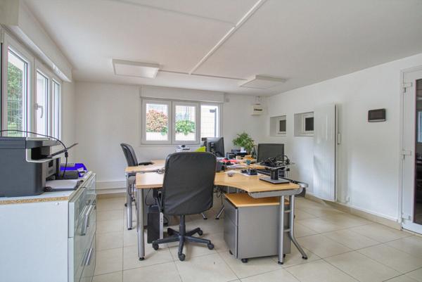 Pavillon rénové - vaste jardin - fort potentiel habitation ou bureaux