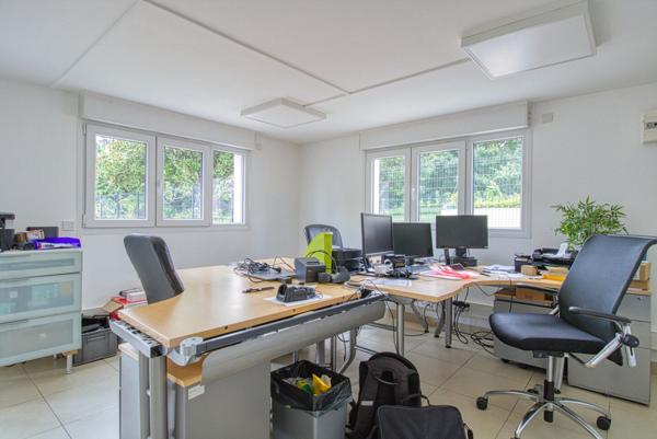 Pavillon rénové - vaste jardin - fort potentiel habitation ou bureaux