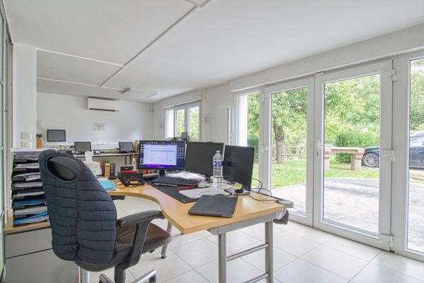 Pavillon rénové - vaste jardin - fort potentiel habitation ou bureaux