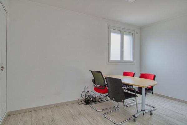 Pavillon rénové - vaste jardin - fort potentiel habitation ou bureaux