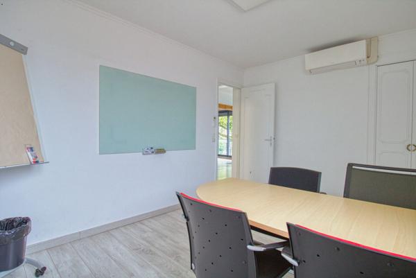 Pavillon rénové - vaste jardin - fort potentiel habitation ou bureaux