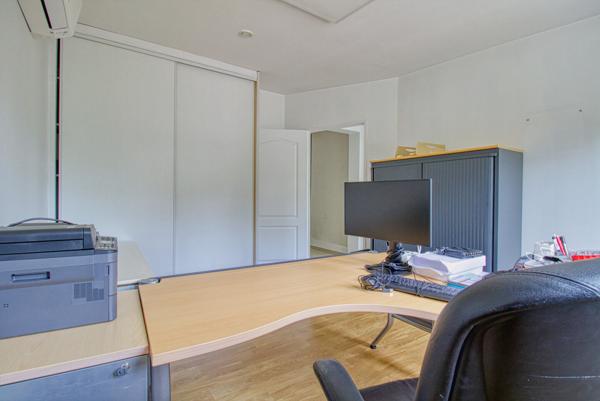 Pavillon rénové - vaste jardin - fort potentiel habitation ou bureaux