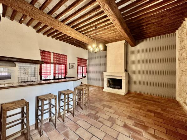 Maison de ville en pierre – 210 m² de charme et d’authenticité avec 2 places de parking privées