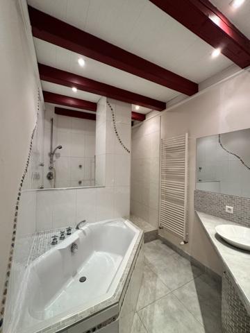 Maison de ville en pierre – 210 m² de charme et d’authenticité avec 2 places de parking privées