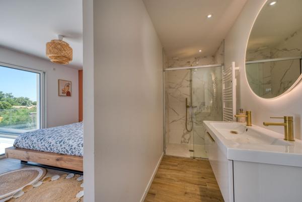 Contemporaine entre Mer et Nature