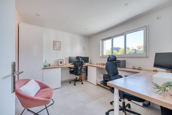 Contemporaine entre Mer et Nature