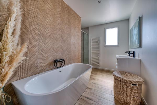 Contemporaine entre Mer et Nature