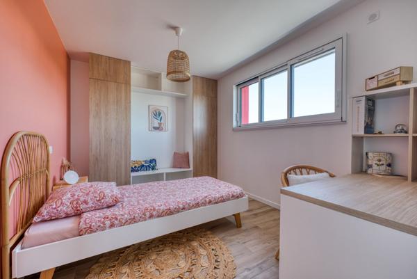 Contemporaine entre Mer et Nature