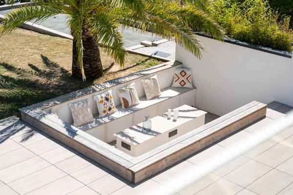 Contemporaine entre Mer et Nature