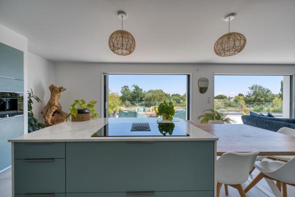 Contemporaine entre Mer et Nature