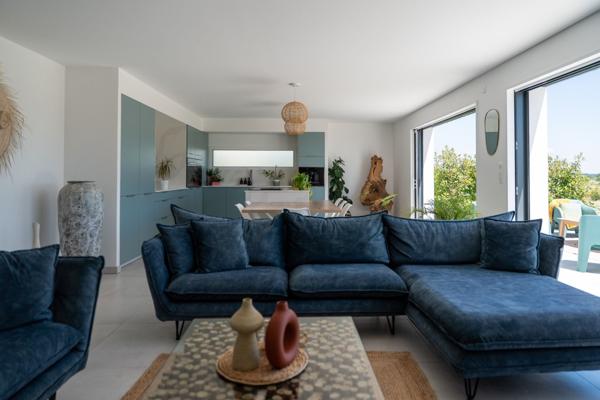 Contemporaine entre Mer et Nature