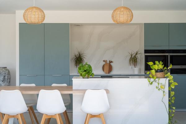 Contemporaine entre Mer et Nature