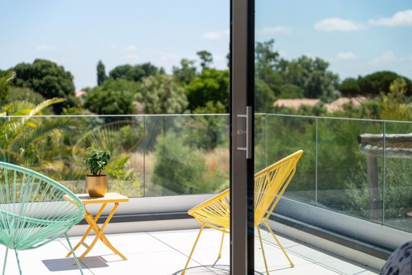 Contemporaine entre Mer et Nature