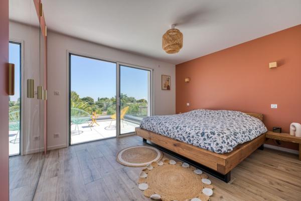 Contemporaine entre Mer et Nature