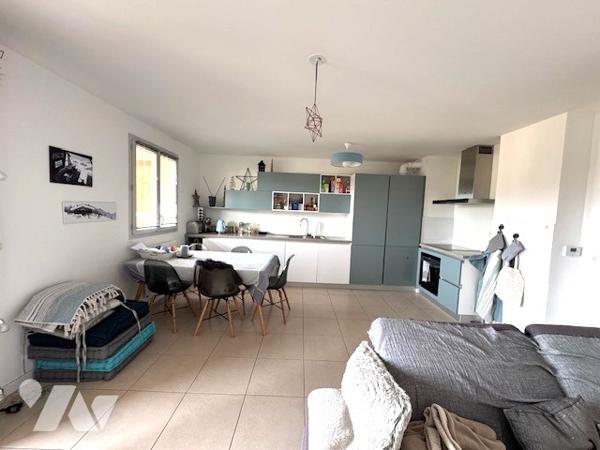 Au premier étage d'une jolie copropriété sécurisée édifiée en 2013, bel appartement de Type 4