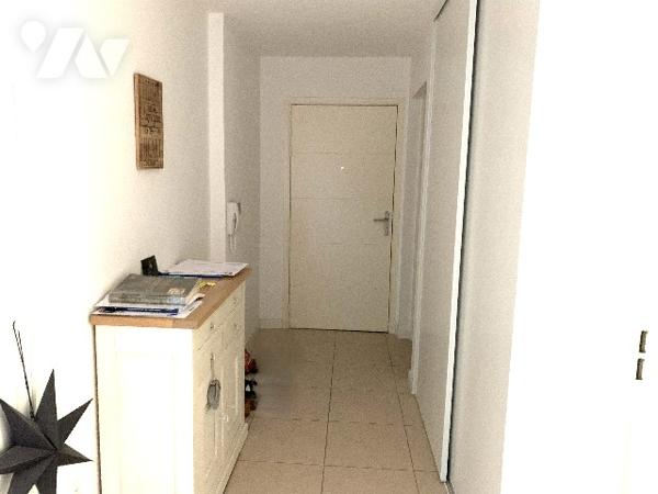 Au premier étage d'une jolie copropriété sécurisée édifiée en 2013, bel appartement de Type 4