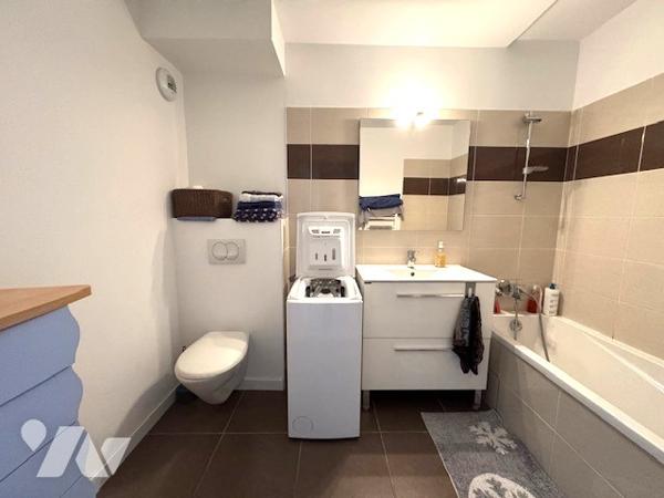 Au premier étage d'une jolie copropriété sécurisée édifiée en 2013, bel appartement de Type 4