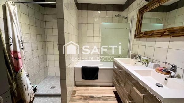 a vendre belle ferme rénové avec son studio attenant.