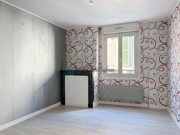 Sarthe (Dpt 72), LA CHARTRE SUR LE LOIR, Immeuble mixte à vendre-95m²-6 pièces - véranda- cour