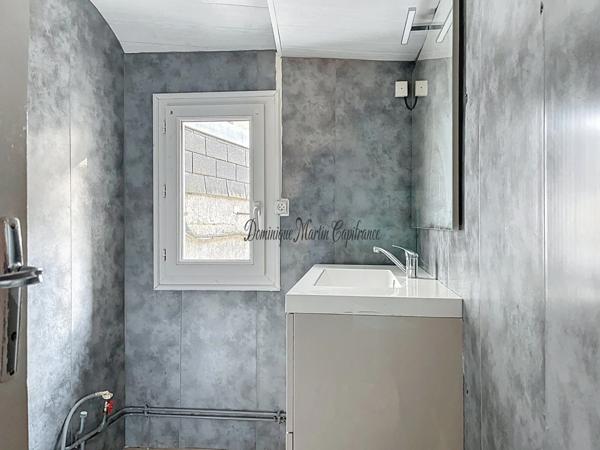 Sarthe (Dpt 72), LA CHARTRE SUR LE LOIR, Immeuble mixte à vendre-95m²-6 pièces - véranda- cour