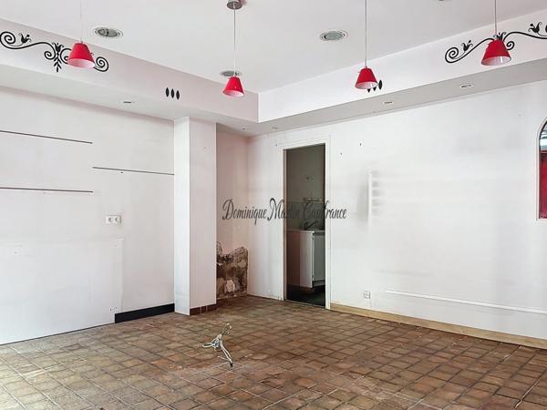 Sarthe (Dpt 72), LA CHARTRE SUR LE LOIR, Immeuble mixte à vendre-95m²-6 pièces - véranda- cour