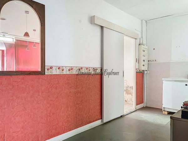 Sarthe (Dpt 72), LA CHARTRE SUR LE LOIR, Immeuble mixte à vendre-95m²-6 pièces - véranda- cour