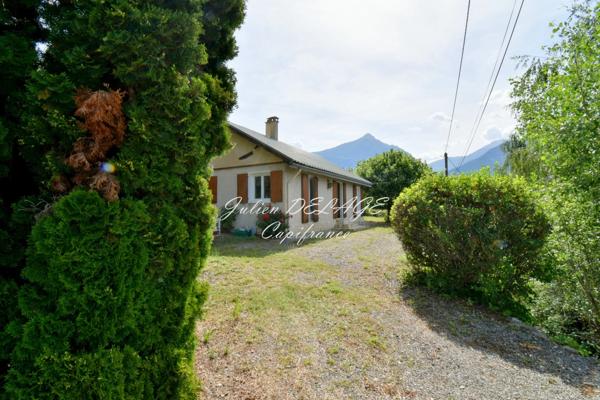 Châteauroux-les-Alpes – Maison de plain-pied sur 1 103 m² de terrain avec vue dégagée