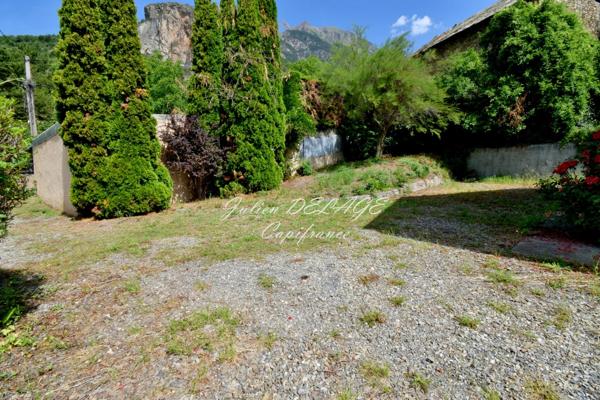 Châteauroux-les-Alpes – Maison de plain-pied sur 1 103 m² de terrain avec vue dégagée