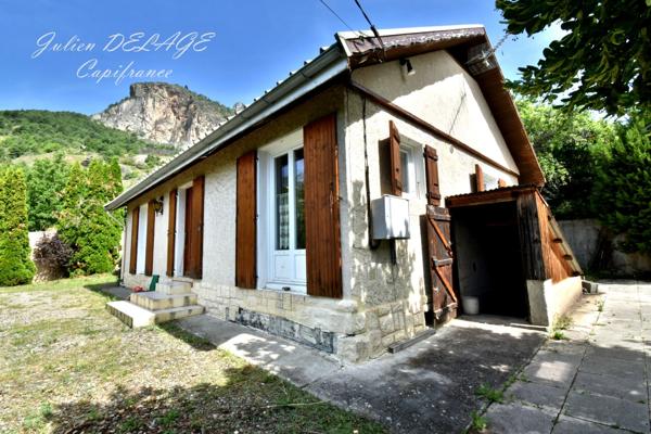 Châteauroux-les-Alpes – Maison de plain-pied sur 1 103 m² de terrain avec vue dégagée