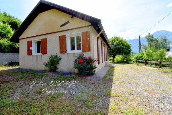 Châteauroux-les-Alpes – Maison de plain-pied sur 1 103 m² de terrain avec vue dégagée