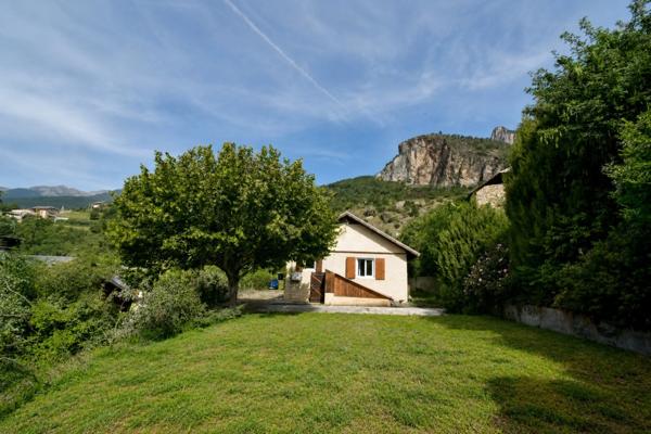 Châteauroux-les-Alpes – Maison de plain-pied sur 1 103 m² de terrain avec vue dégagée