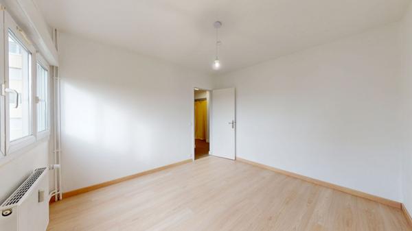 CAEN RIVE GAUCHE - 2 PIECES RENOVE AVEC PARKING ET CAVE