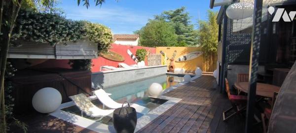 Centre ville, une maison de plain-pied, entièrement rénovée, 121 m², 5 pièces, piscine et un spa.