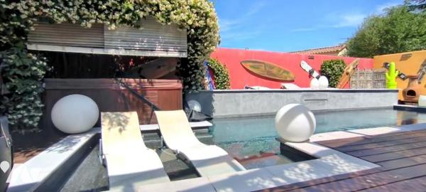 Centre ville, une maison de plain-pied, entièrement rénovée, 121 m², 5 pièces, piscine et un spa.