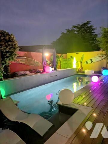 Centre ville, une maison de plain-pied, entièrement rénovée, 121 m², 5 pièces, piscine et un spa.