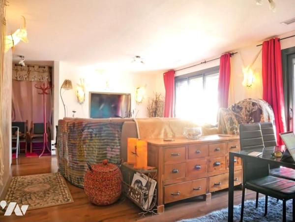 Centre ville, une maison de plain-pied, entièrement rénovée, 121 m², 5 pièces, piscine et un spa.