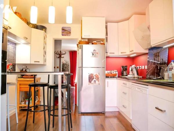 Centre ville, une maison de plain-pied, entièrement rénovée, 121 m², 5 pièces, piscine et un spa.