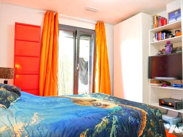 Centre ville, une maison de plain-pied, entièrement rénovée, 121 m², 5 pièces, piscine et un spa.