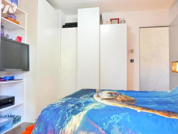 Centre ville, une maison de plain-pied, entièrement rénovée, 121 m², 5 pièces, piscine et un spa.