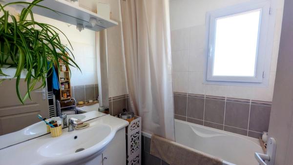 CAVAILLON | T3 de 61 m² avec terrasse couverte de 11 m² & garage en résidence fermée