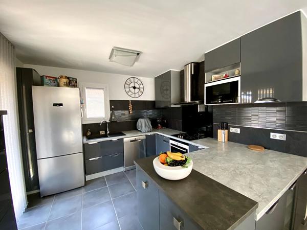 Maison T3 plain-pied  75 m²  Garage, dépendances Parcelle 320 m²  Environnement calme