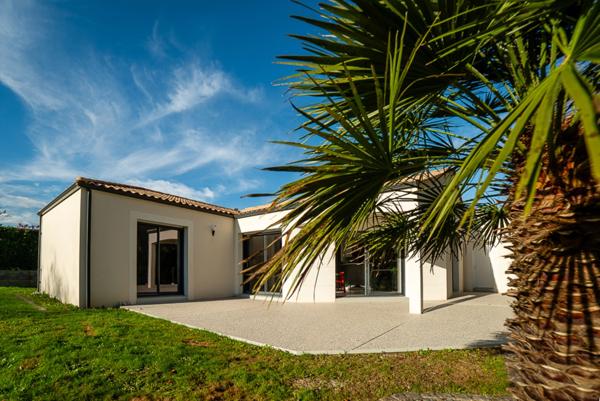 Aubigny (85430), maison contemporaine plain-pied, 4 chambres, 733 m² jardin