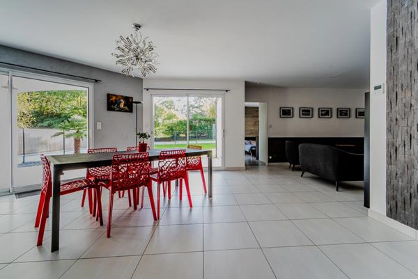 Aubigny (85430), maison contemporaine plain-pied, 4 chambres, 733 m² jardin