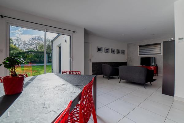 Aubigny (85430), maison contemporaine plain-pied, 4 chambres, 733 m² jardin