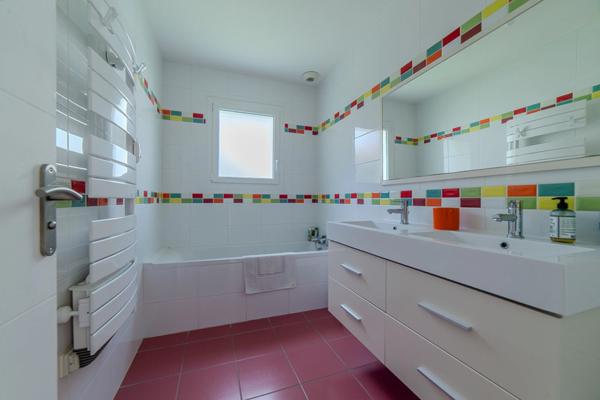 Aubigny (85430), maison contemporaine plain-pied, 4 chambres, 733 m² jardin