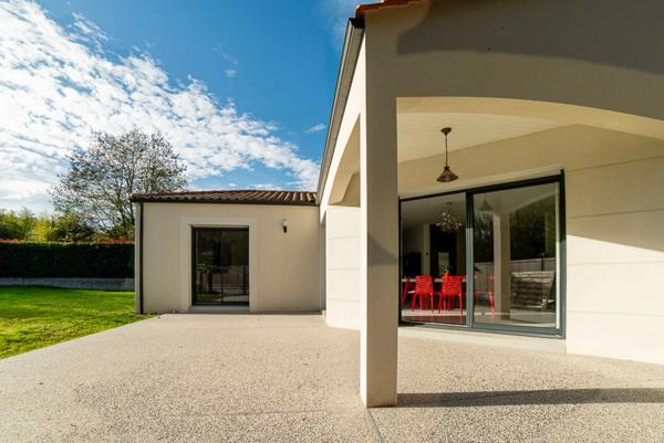 Aubigny (85430), maison contemporaine plain-pied, 4 chambres, 733 m² jardin
