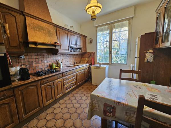 Lourmarin (84160) Lourmarin, belle propriété de plus de 210 m² à rénover avec Grand terrain de 1,3 hectares